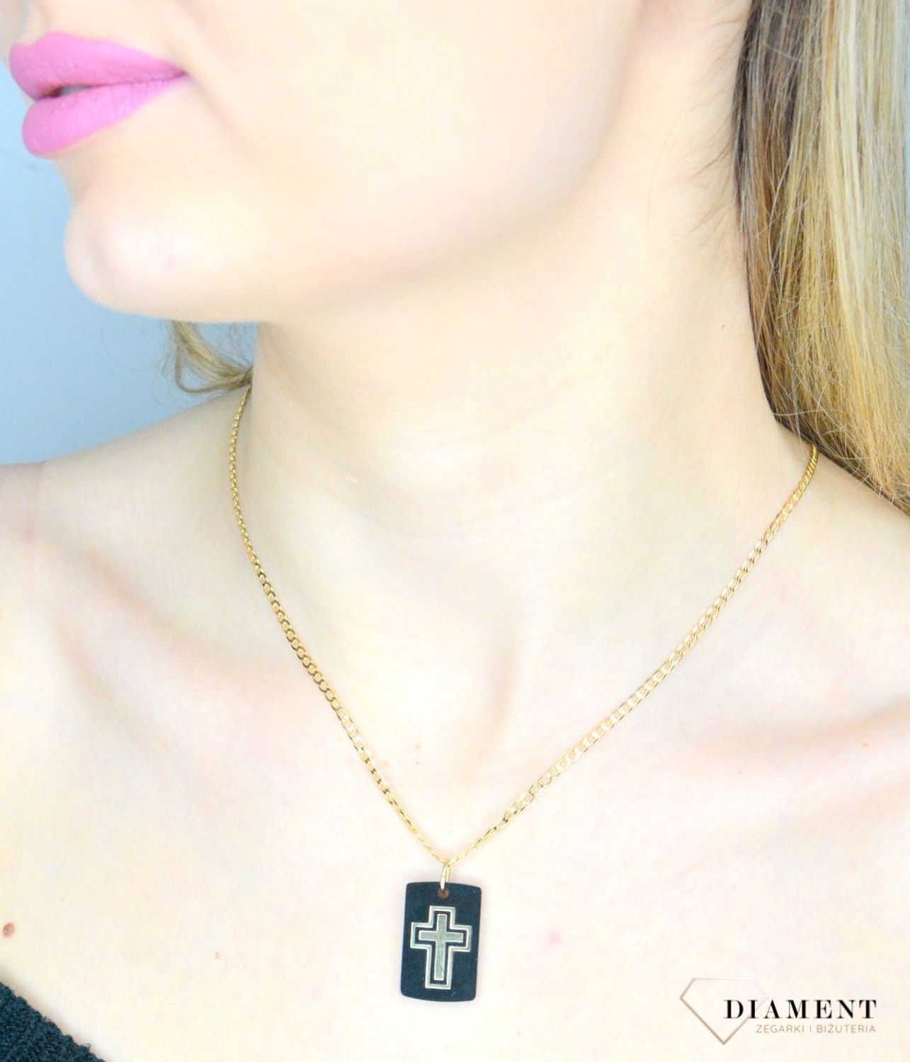 Złota zawieszka Krzyżyk 333 Krzyżyk na czarnej jubilerskiej blaszce ZA 1708 Złota zawieszka krzyż. Krzyżyk złoty próby 333. Złoty krzyżyk na komunię, chrzest, bierzmowanie. Krzyżyk złoty idealny na prezent..jpg